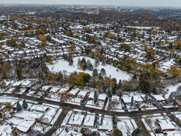 69 Mossbank Dr, Toronto, ON M1G 2C4