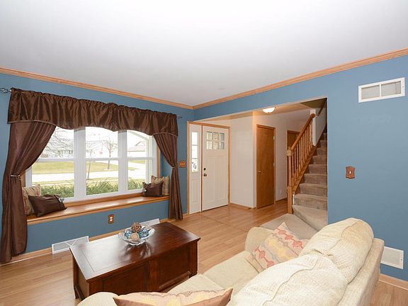 4th image of 601 E Bridlewood Ln