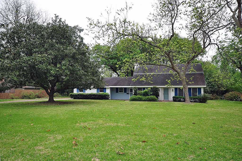 517 Oak Dr, Lake Jackson, TX 77566 Zillow