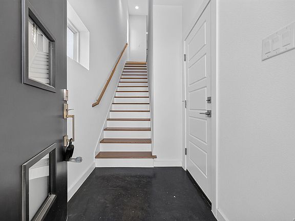 3rd image of 1735 W Gramercy Pl #201