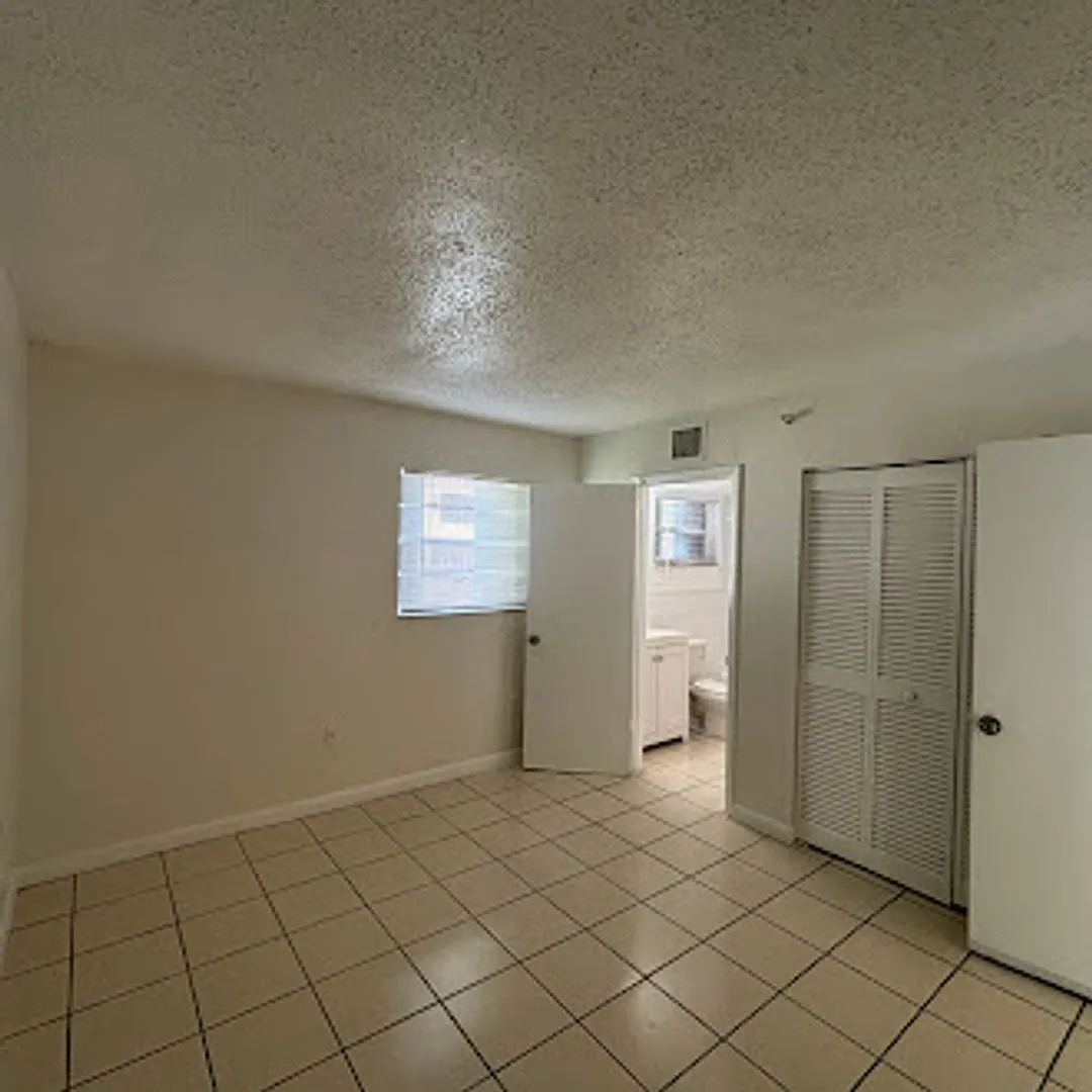 Building Photo - 424 SW 12th Ave