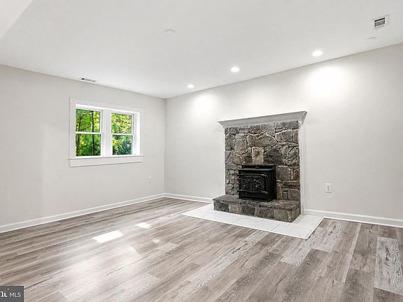 5th image of 12820 Maple St