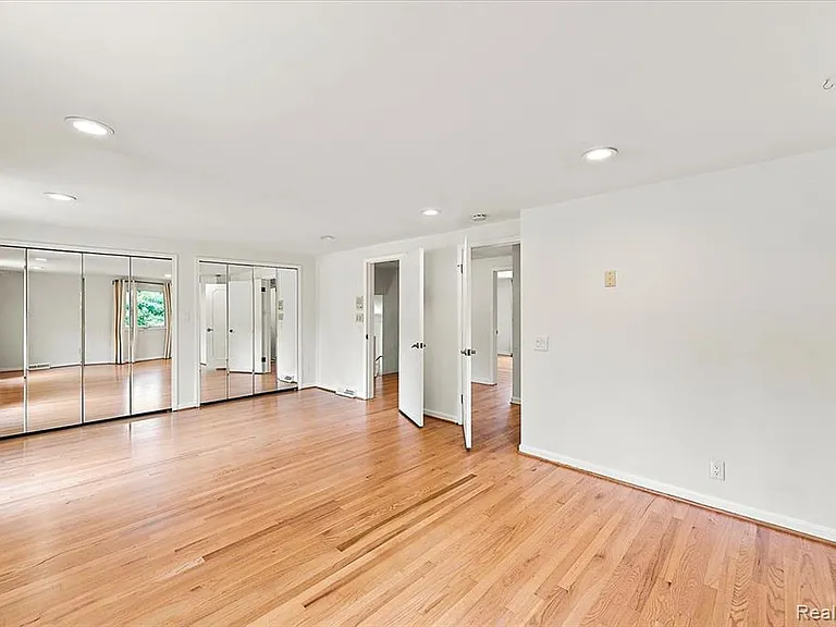 980 Sandhurst Rd — Photo 31