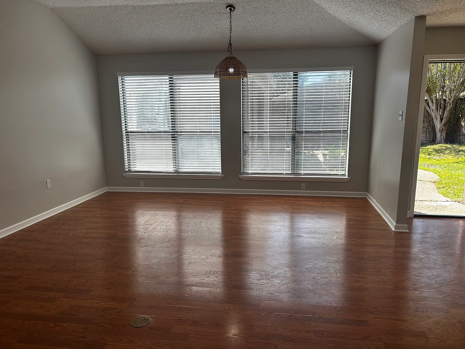 3 bed, 1900 sqft, $1,950 — Photo 3