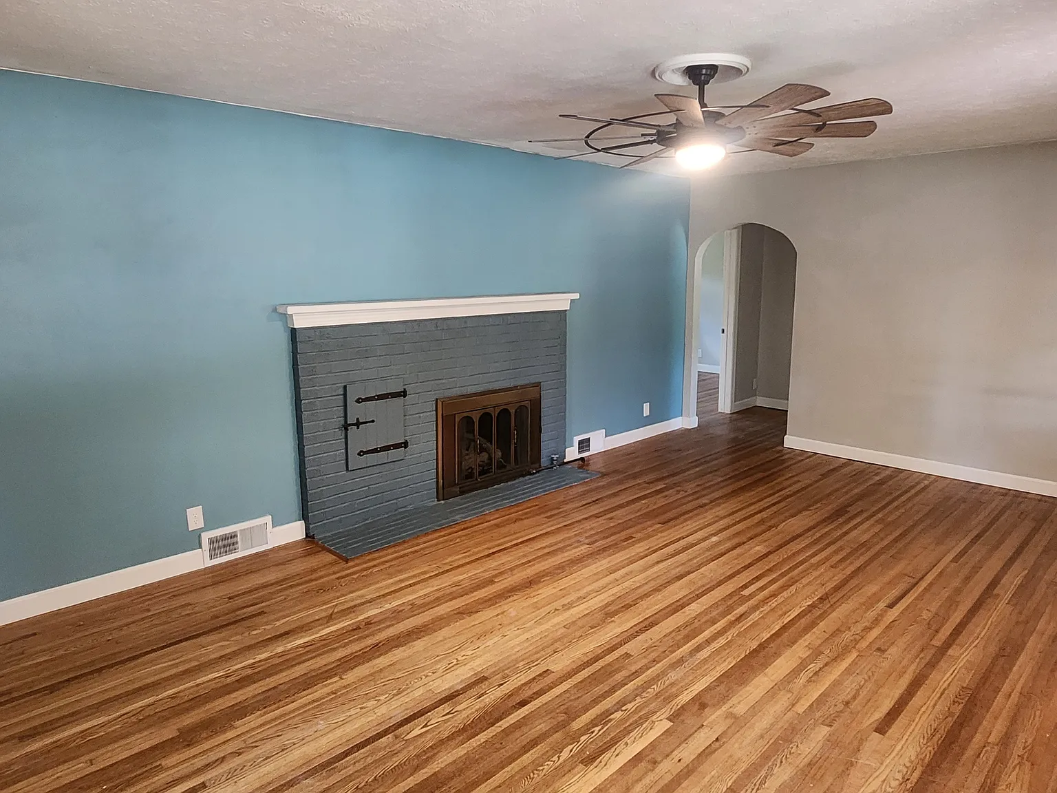 3 bed, 1.5 bath, 1354 sqft, $1,900 — Photo 2