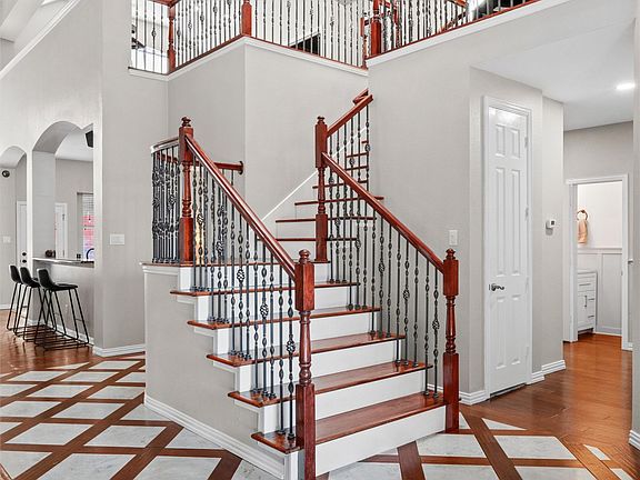 5th image of 8213 Turnberry St
