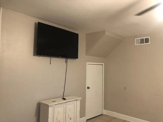 3 bed, 1.5 bath, 1300 sqft, $1,600 — Photo 4