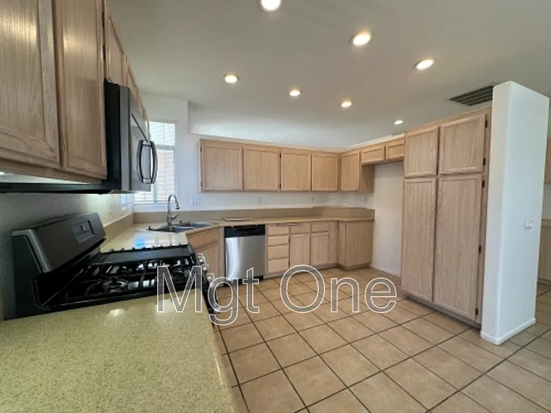 2 bed, 2.0 bath, 1427 sqft, $2,550 — Photo 2