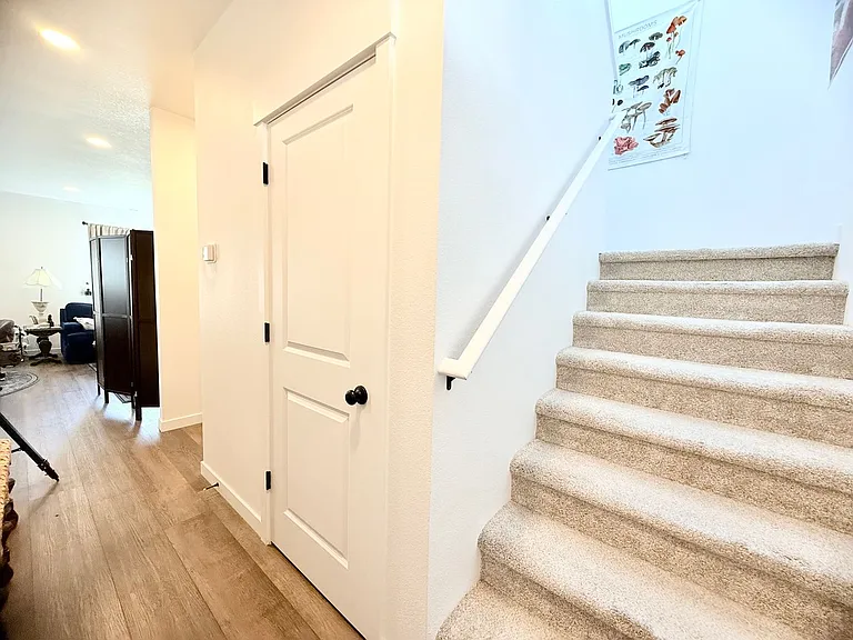 2923 S Ivy St — Photo 3