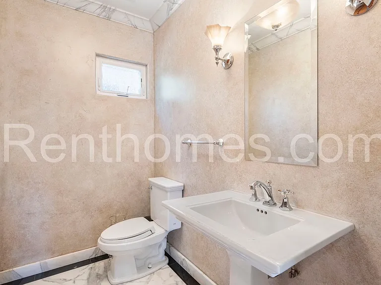 2940 Columbia St — Photo 32