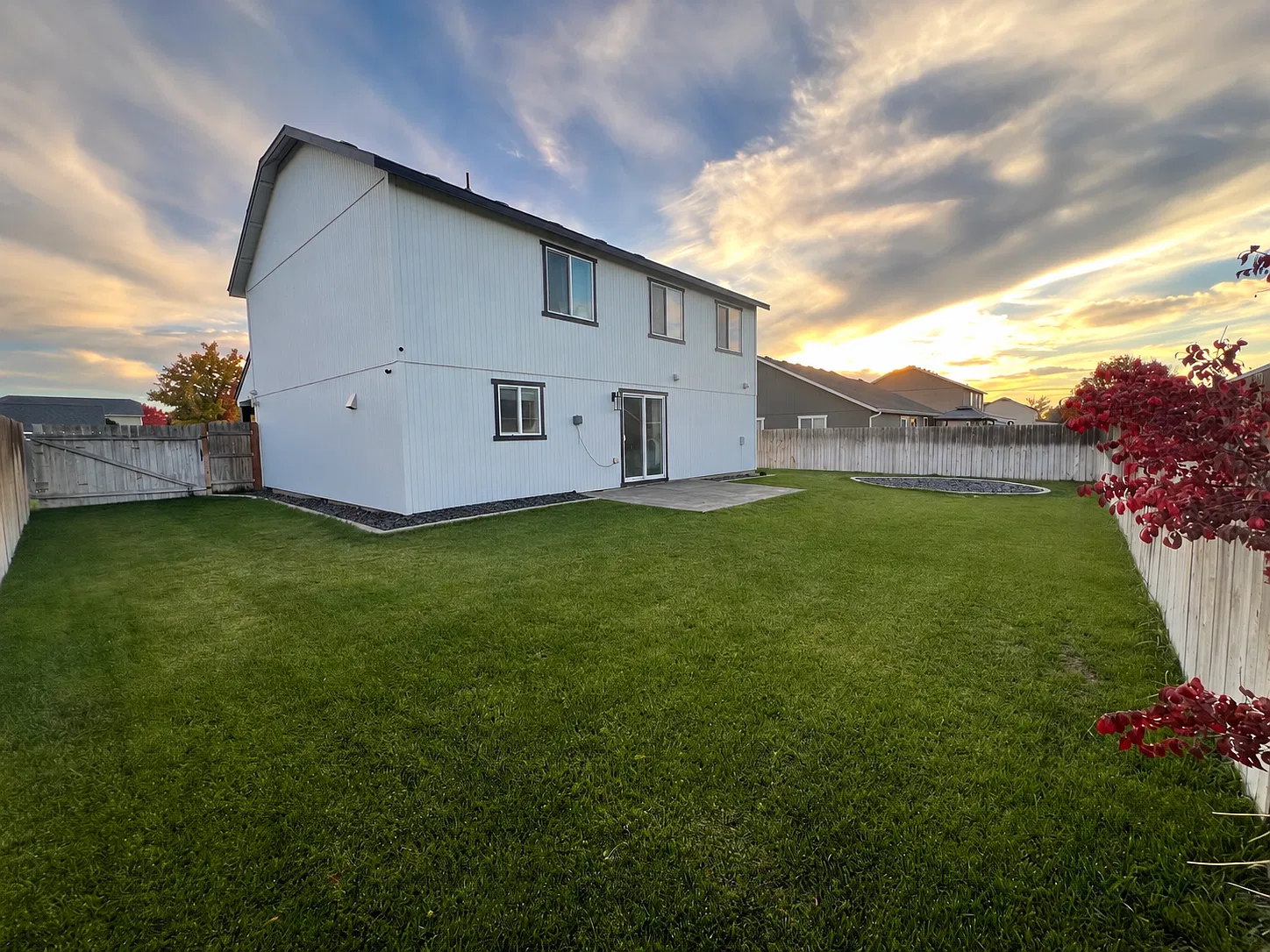 4 bed, 2.5 bath, 2016 sqft, $2,700 — Photo 2