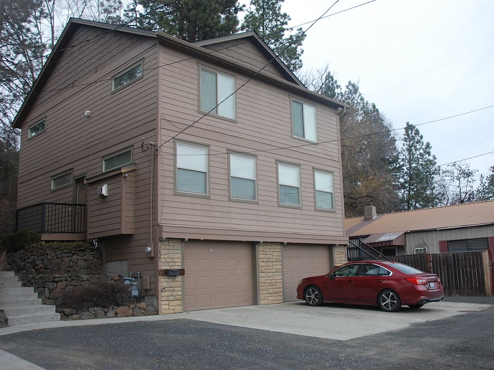 Ample parking, quiet street