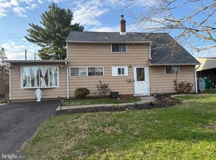 25 Goldengate Rd, Levittown, PA