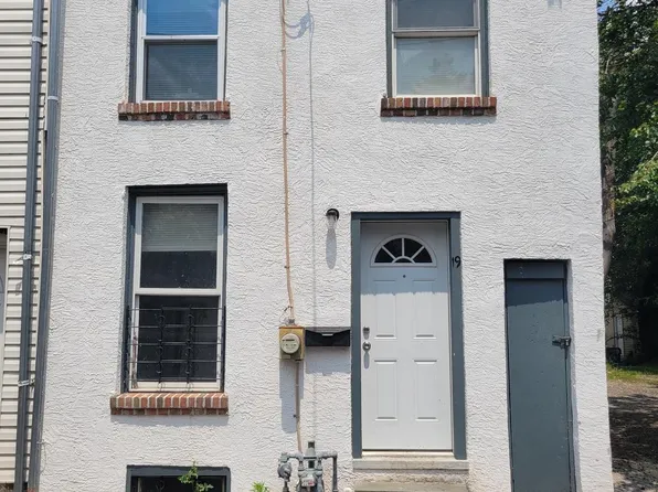19 E Blackberry Aly, Norristown, PA 19401
