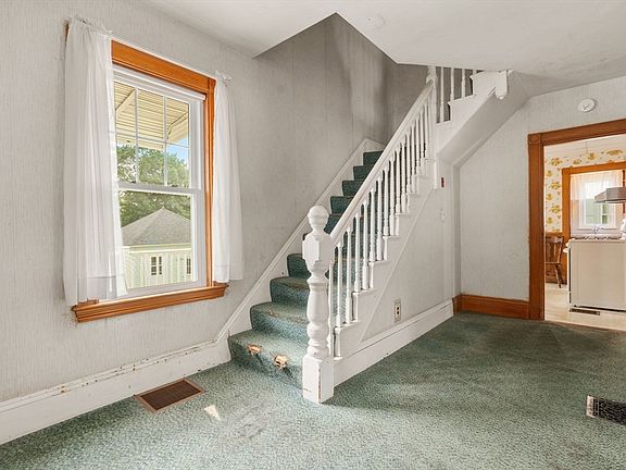 14th image of 39 Phillips Ave