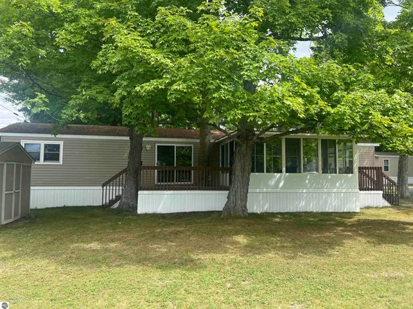 601 Maplewood St, Elk Rapids, MI 49629