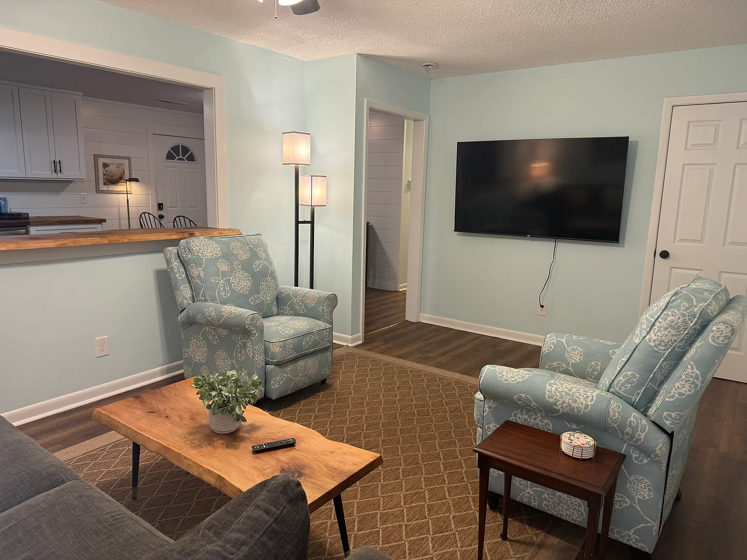 3 bed, 1300 sqft, $3,200 — Photo 3