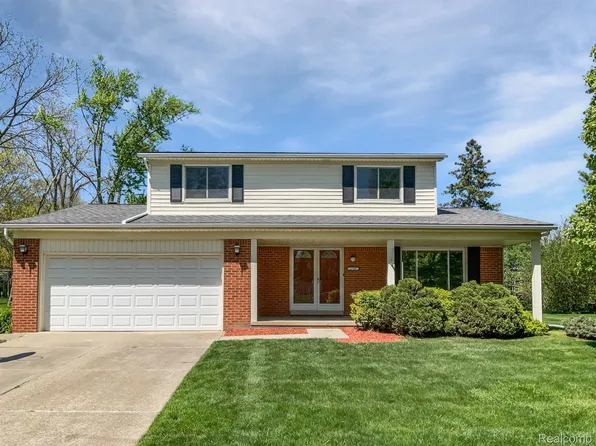 2749 English Dr, Troy, MI 48085