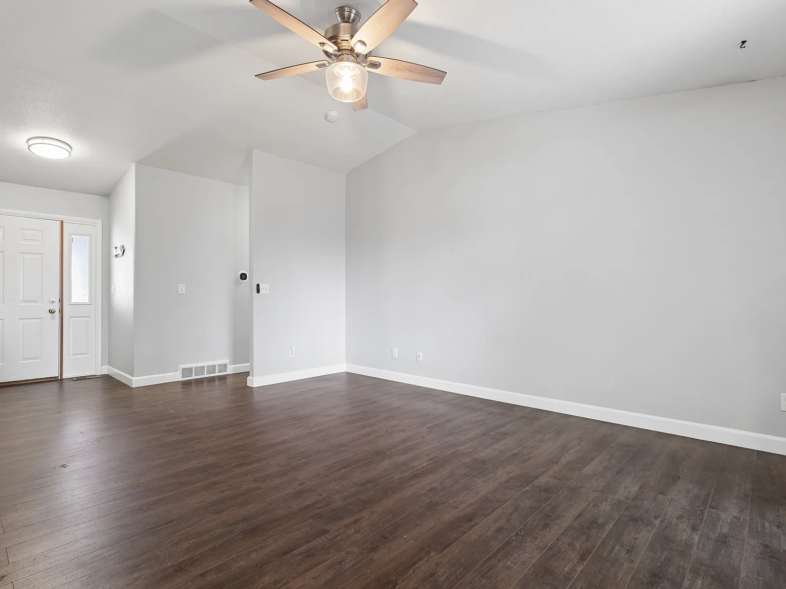 3 bed, 2410 sqft, $2,300 — Photo 4