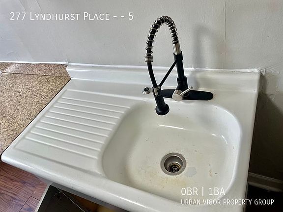 3rd image of 277 Lyndhurst Pl APT 5