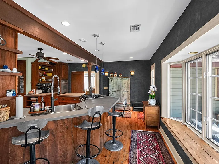 221 Park Ln — Photo 8