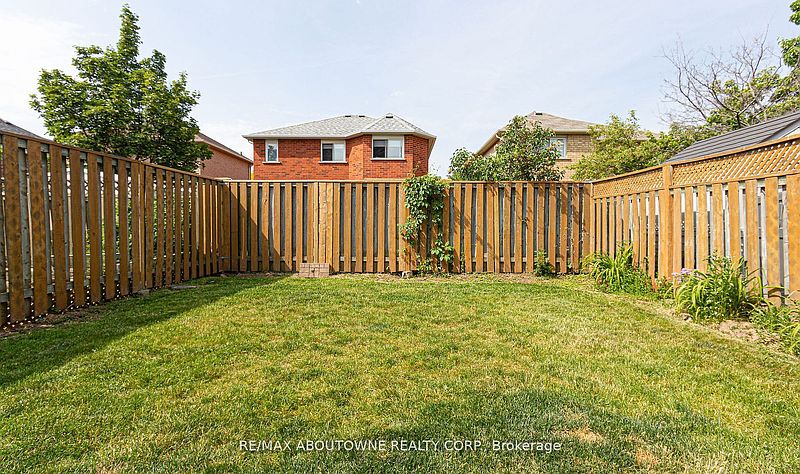 Oakville Townhouse for rent - 3 Bedrooms — photo 32