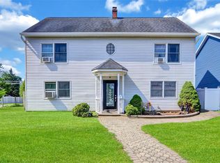74 Shelter Ln, Levittown, NY 11756