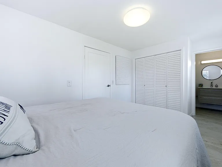 221 Princeton Dr — Photo 18