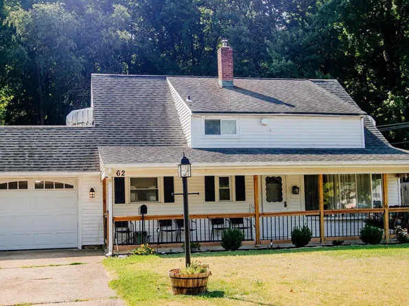 62 Roundwood Ln, Levittown, PA 19055