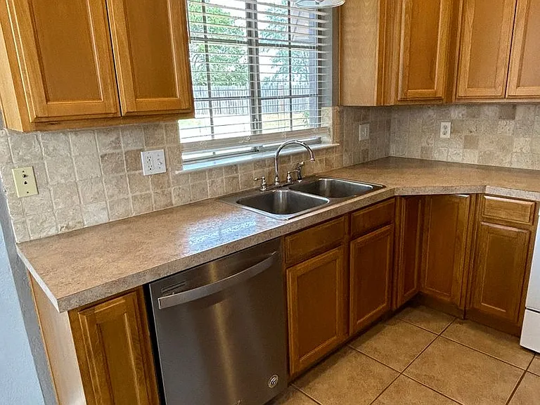 211 NW Cherry Ave — Photo 11