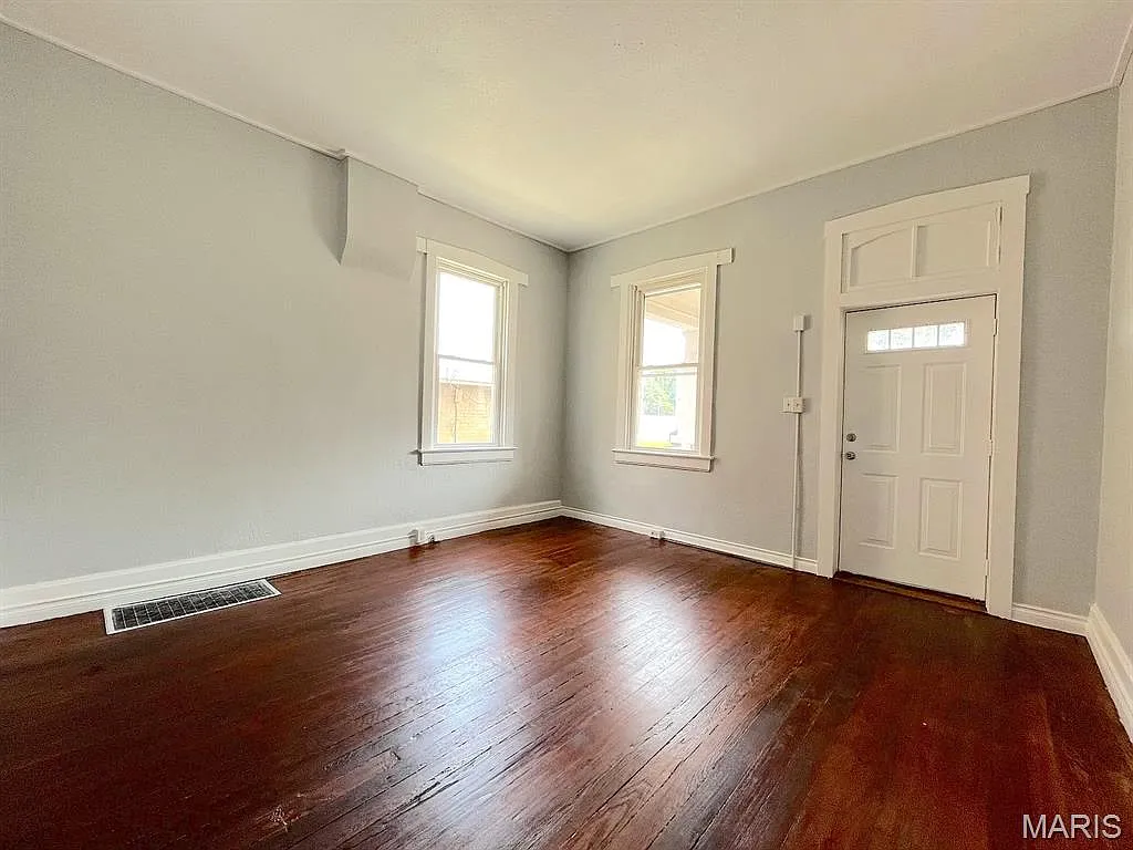 2 bed, 1.0 bath, 1100 sqft, $1,100 — Photo 2