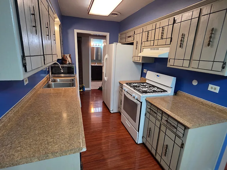 8901 S Roberts Rd #108 — Photo 1