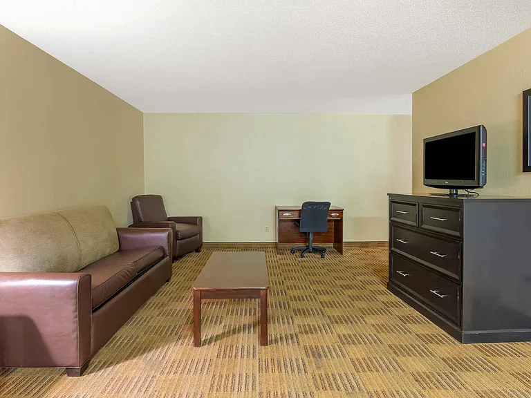 1 Bedroom Suite - 1 King Bed