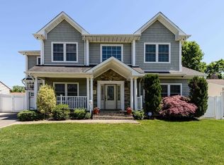 19 Manetto Dr, Plainview, NY 11803