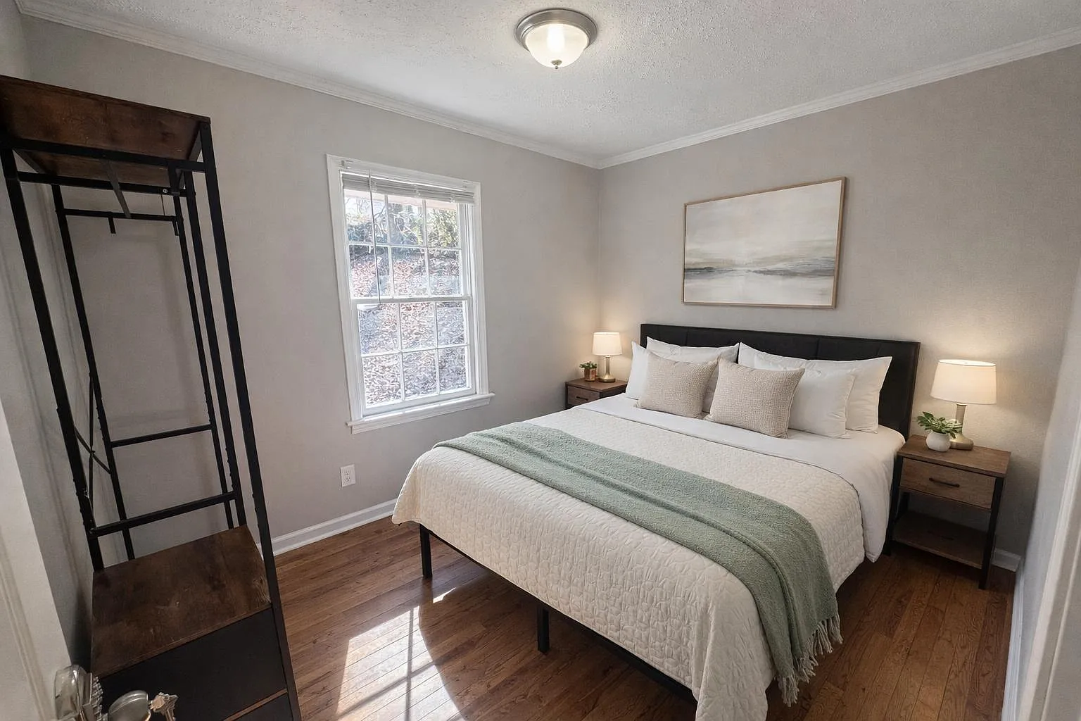 4 bed, 3.0 bath, 2200 sqft, $819 — Photo 1