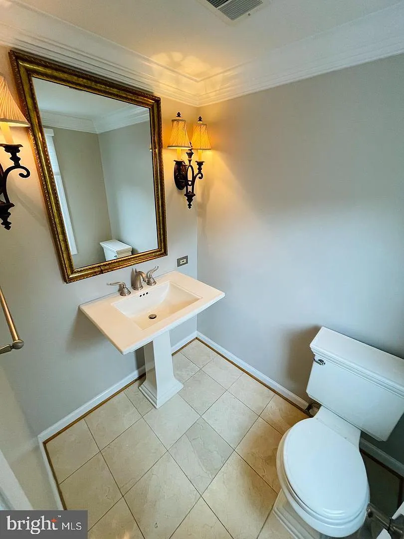 3 bed, 2.5 bath, 2668 sqft, $6,150 — Photo 3