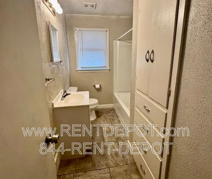 715 E Riverside Dr — Photo 6