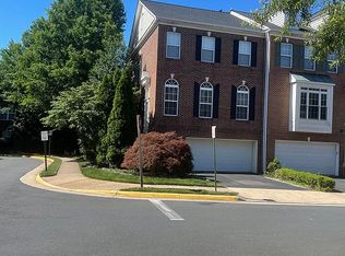 8811 Royal Doulton Ln, Fairfax, VA 22031