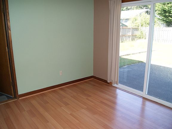 3rd image of 912 N Baker St