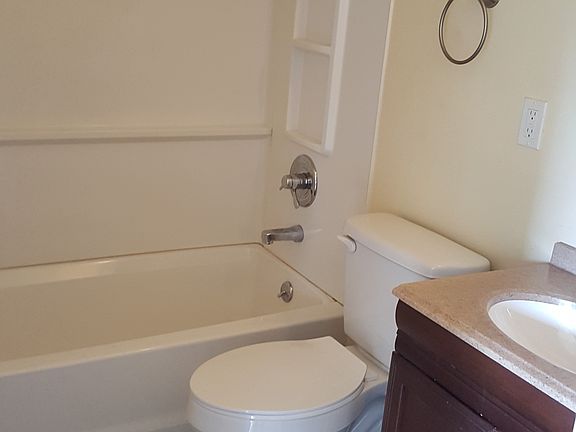 4th image of 843 Main St APT E