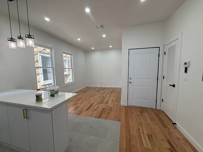 181 Woodside Ave #1R — Photo 3