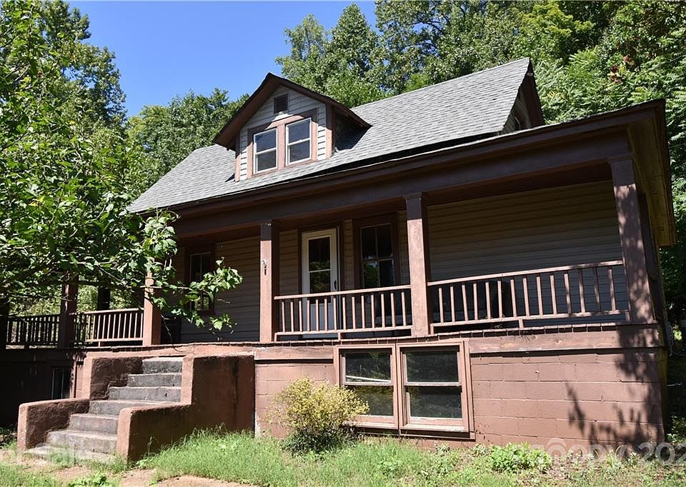 1st image of 124A Wayside Pl NE