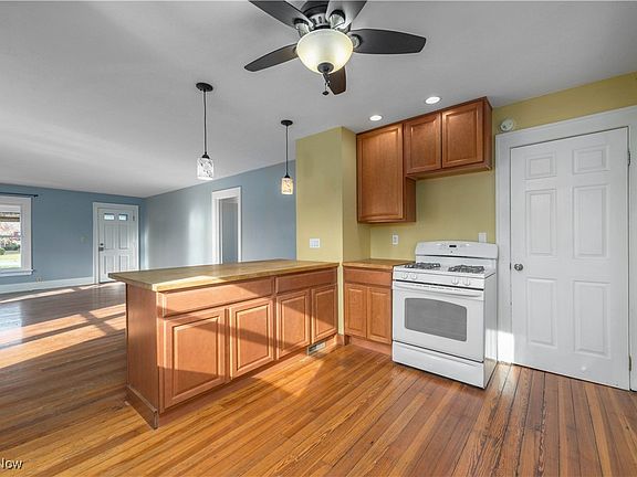 5th image of 625 Bassett Rd