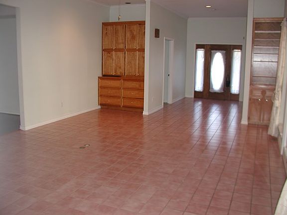 5th image of 414 Augusta Dr