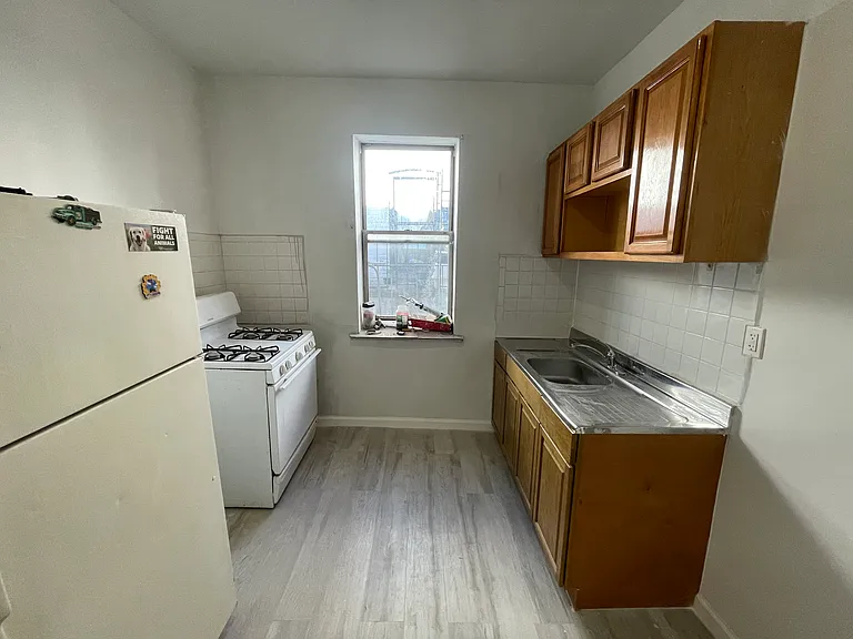 1250 Manor Ave #3R — Photo 9