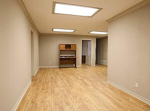 5th image of 105 1/2 E Virginia St