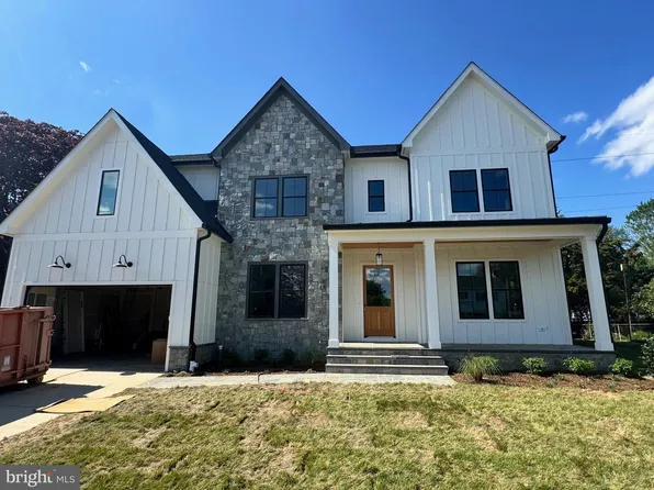 930 Fairway Dr NE, Vienna, VA 22180