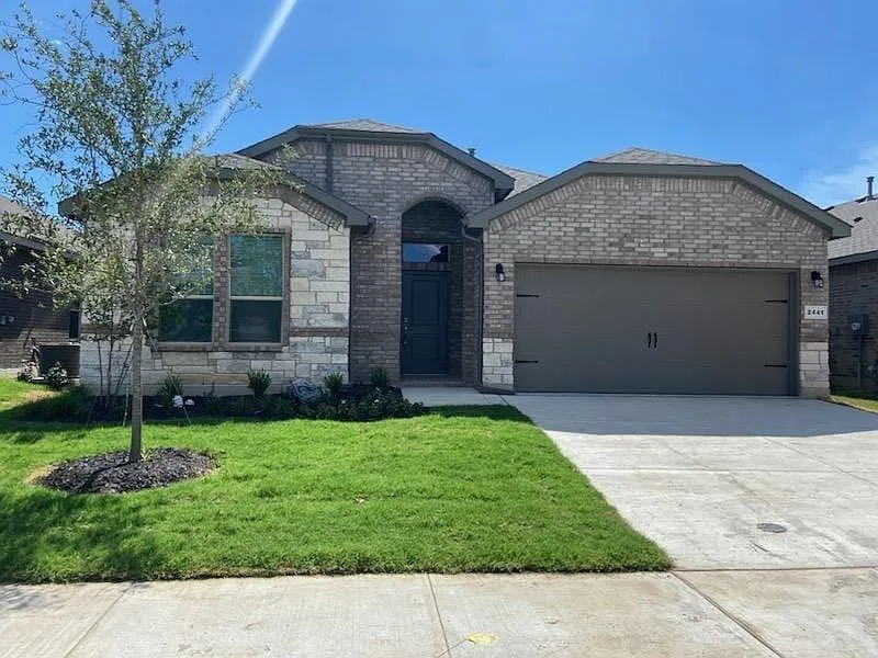 4 bed, 2100 sqft, $2,495 — Photo 2