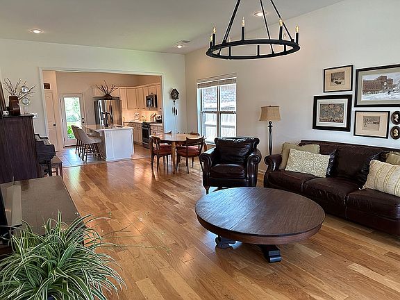 3rd image of 1042 Shadow Bluff Dr