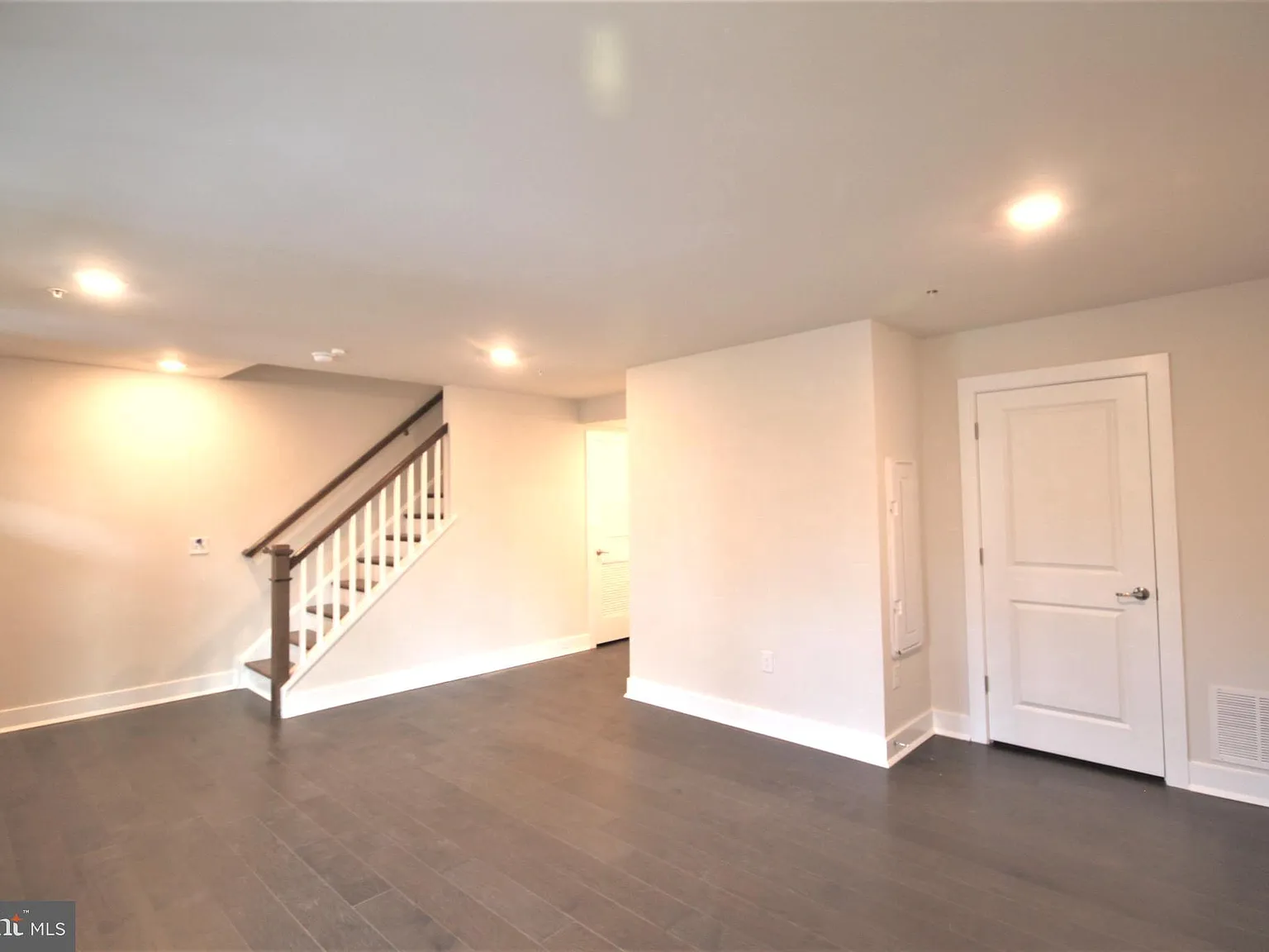 3 bed, 4.0 bath, 2189 sqft, $3,450 — Photo 3